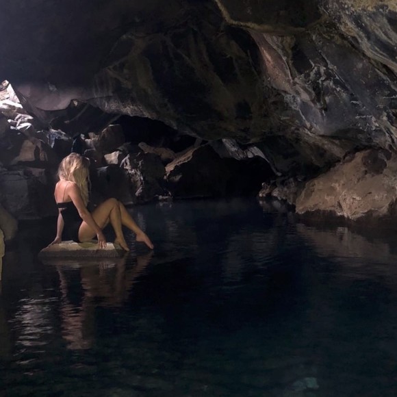 Meet your Posher, Aly - Picture 1 of 1